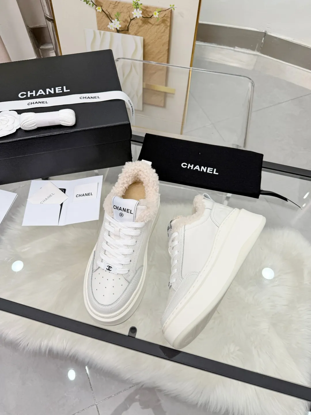 👟👟Ex-factory price 500👟👟 CHANEL 25C new autumn and winter sports shoes official website is available at the same time ❤️ Out of stock at counters. Major bloggers are recommending new styles on social days. This season’s new styles are simply eye-catching and look great on the feet. The casual casual sports style is cool and natural, interpreting Chanel’s fashionable femininity. The overall customization makes all sports shoes on the market at that time obsolete. This series is now available for sale! The upper is made of custom imported pebbled calf leather ➕ custom frosted calf leather. The lining is made of original one-to-one professionally customized mesh. Hardware accessories. Original full set of molds (not common in the market). Original custom molded TPU combination outsole. Height 4 cm. Women's size 35-40.